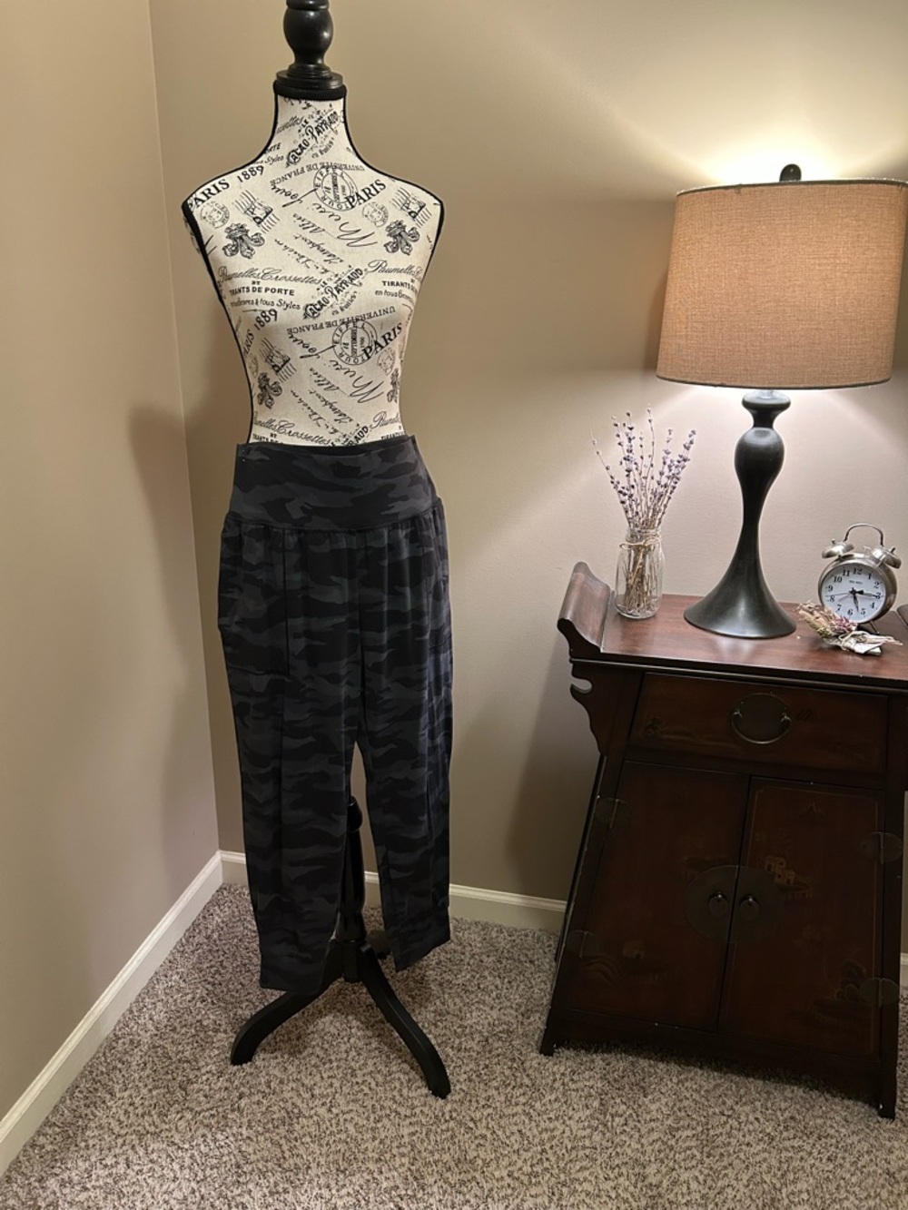 Athleta Salutation Camo Jogger (Black) with pockets.